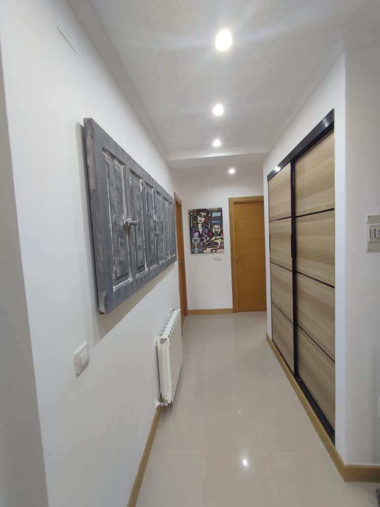 Pasillo con detalles decorativos